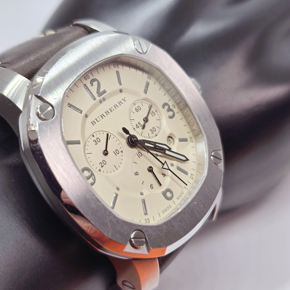 〽️ Burberry 〽️ Classic BBY1101 Chronograph Watch - Picture 3 of 11